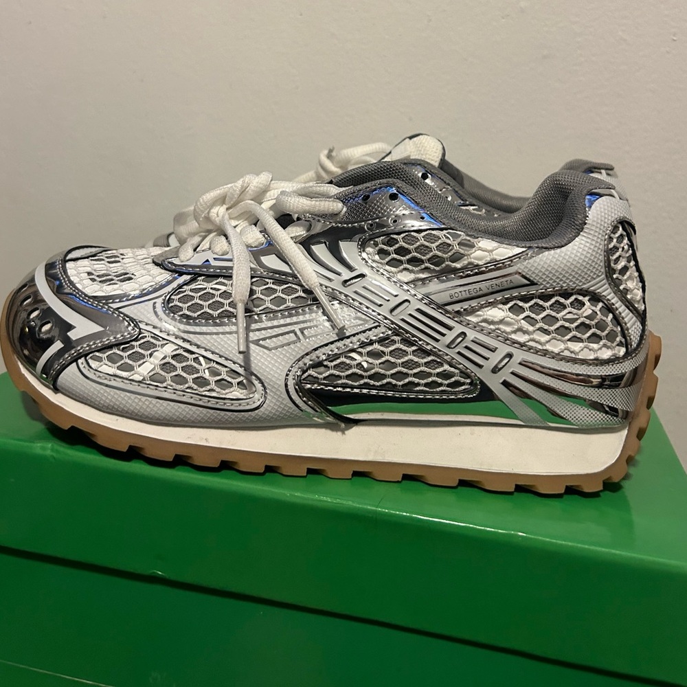 Bottega Veneta Silver and White Sneakers with Dynamic Design - Picture 2 of 4